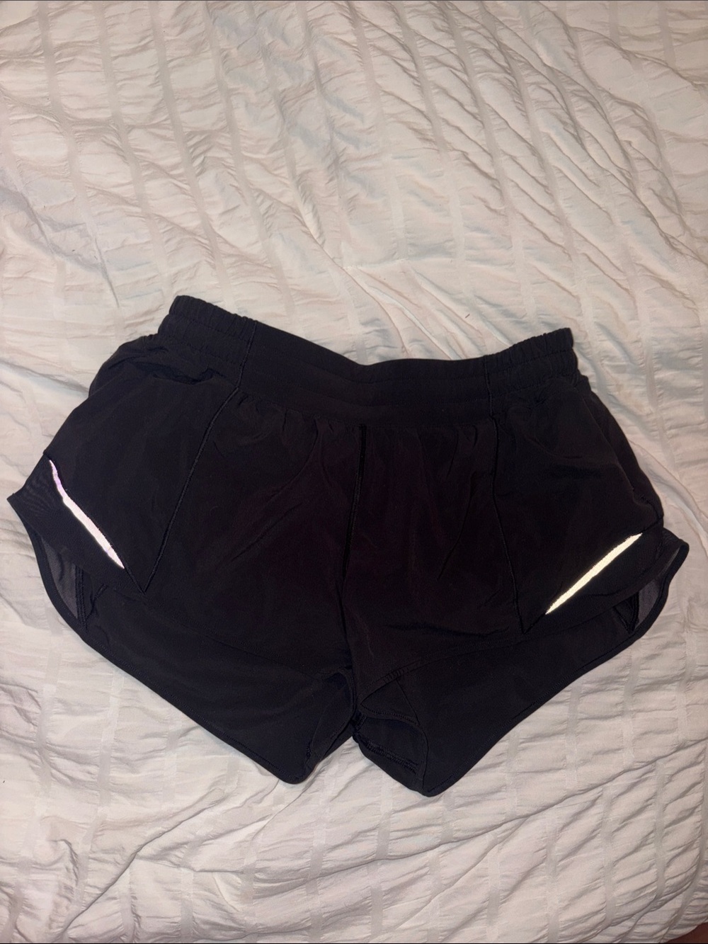 lululemon athletica size 8 hotty hot shorts 2.5 inches great condition!!